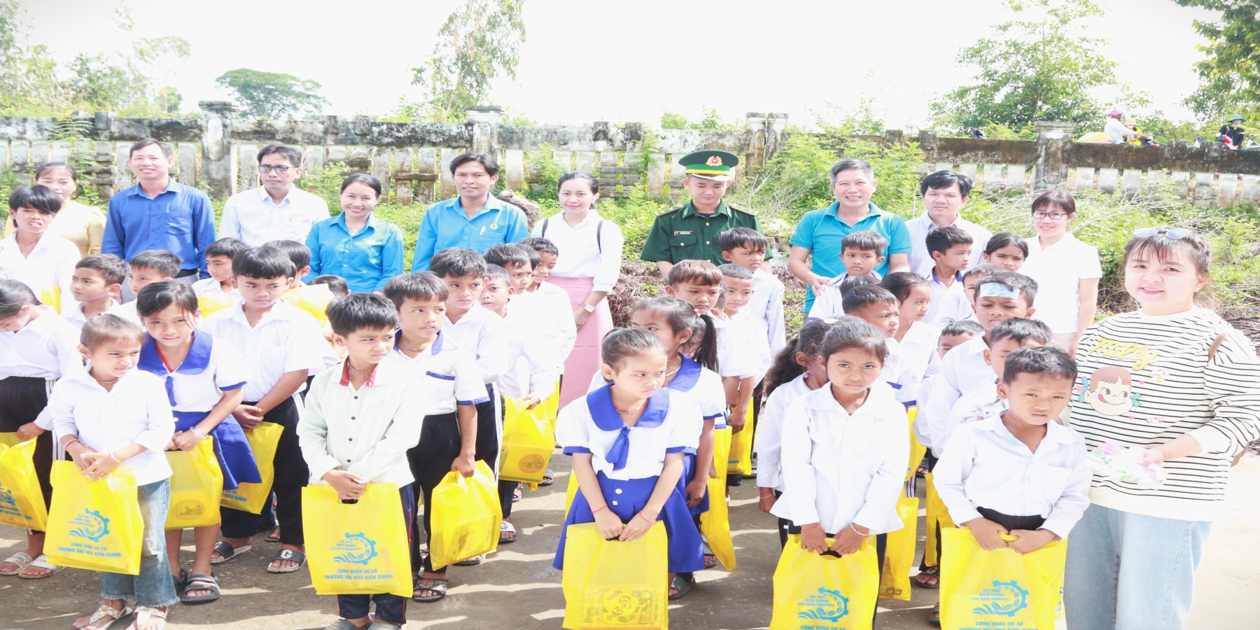 Công đoàn Trường Đại học Kiên Giang tặng quà cho trẻ em khu vực biên giới Giang Thành