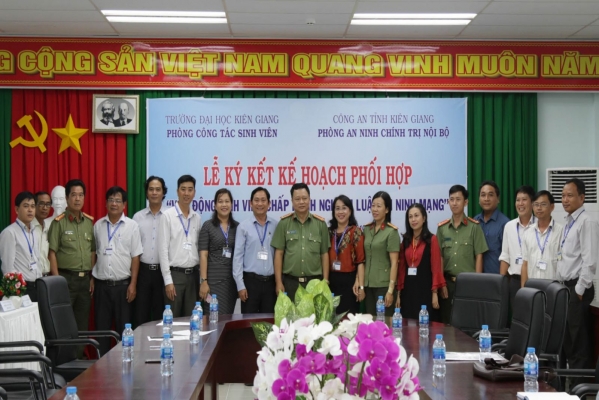 Ký kết phối hợp tuyên truyền Luật an ninh mạng