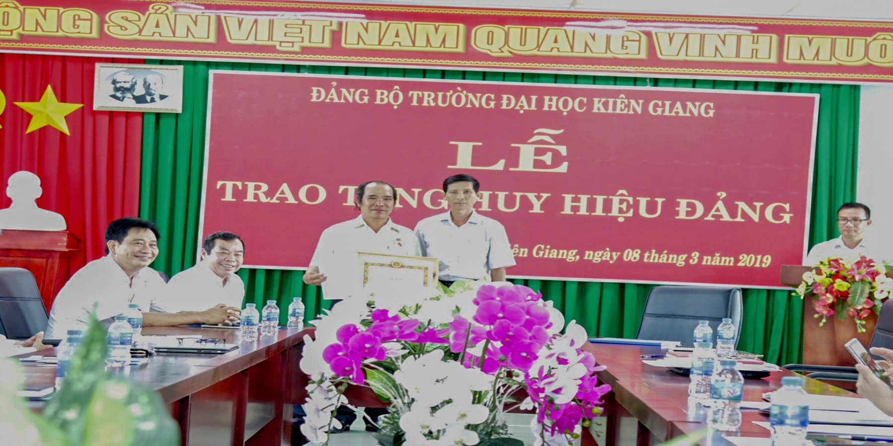 Trao tặng Huy hiệu 30 năm tuổi Đảng