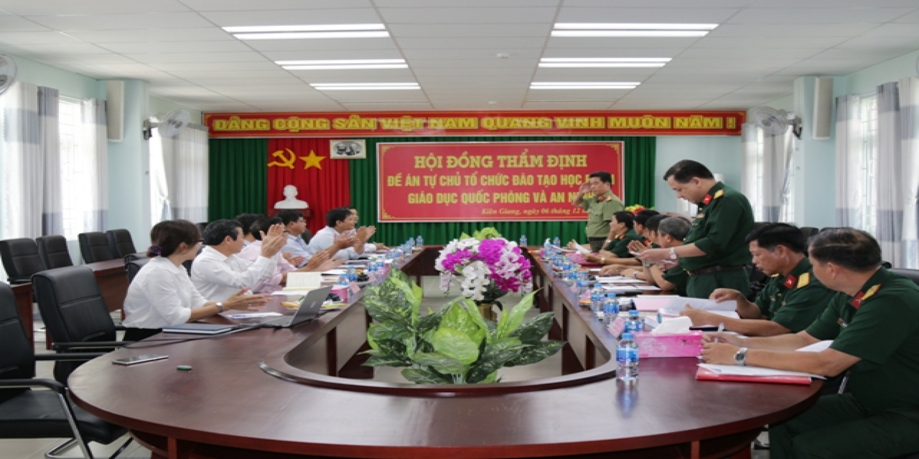 Hội đồng thẩm định Đề án tự chủ tổ chức đào tạo học phần giáo dục quốc phòng và an ninh đến thăm và làm việc tại Trường