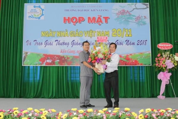 Đoàn làm việc Tỉnh ủy đến thăm và chúc mừng Trường Đại học Kiên Giang nhân ngày Nhà giáo Việt Nam 20/11 