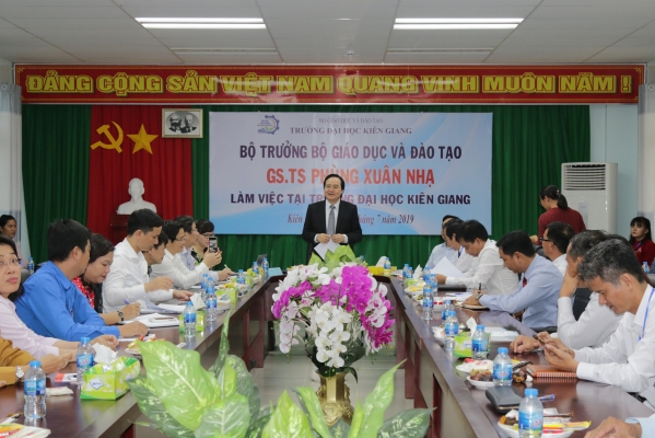 Bộ trưởng Bộ Giáo dục và Đạo tạo Phùng Xuân Nhạ đến thăm và làm việc với Trường Đại học Kiên Giang 