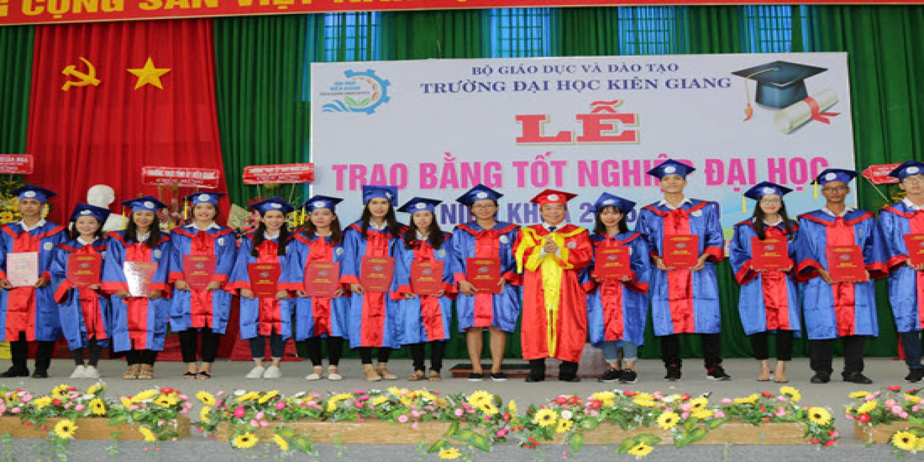 496 TÂN CỬ NHÂN, KỸ SƯ NIÊN KHÓA 2015 – 2019 CỦA TRƯỜNG ĐẠI HỌC KIÊN GIANG NHẬN BẰNG TỐT NGHIỆP