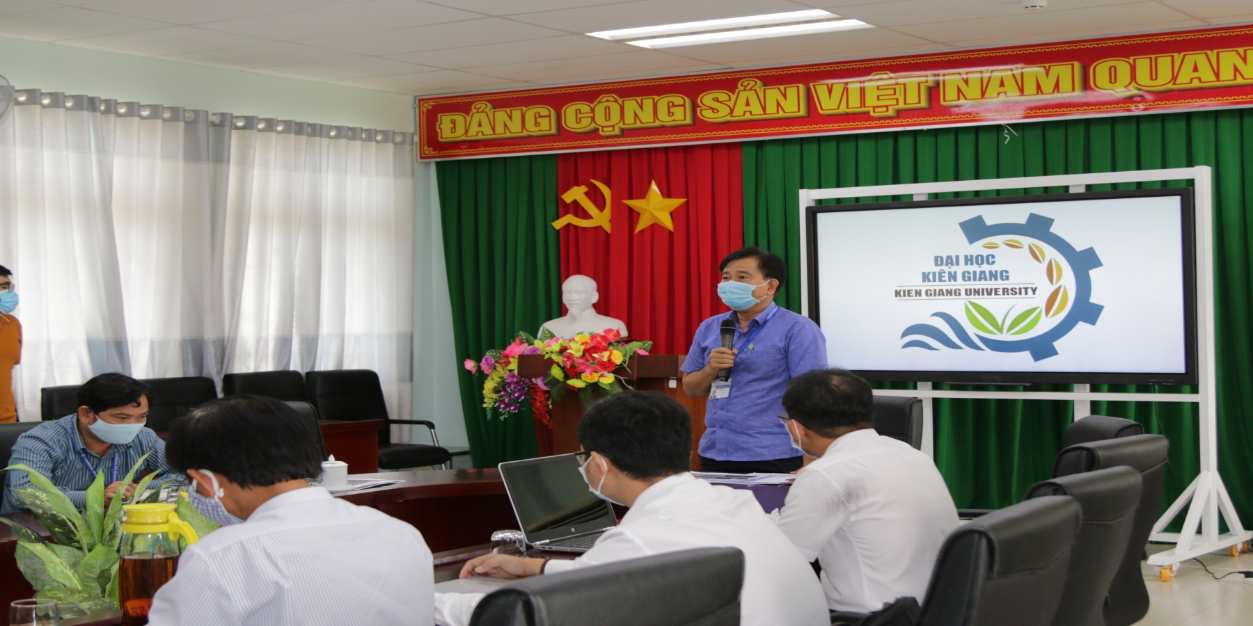 Xem xét lựa chọn nhà cung ứng hệ thống phần mềm ứng dụng trong dạy học và quản lý