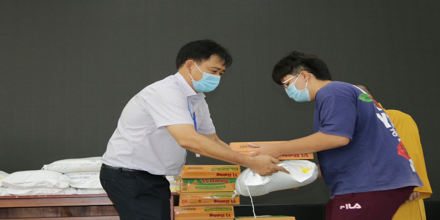Nhà trường tổ chức trao quà hỗ trợ người lao động và sinh viên quốc tế không về quê trong mùa dịch