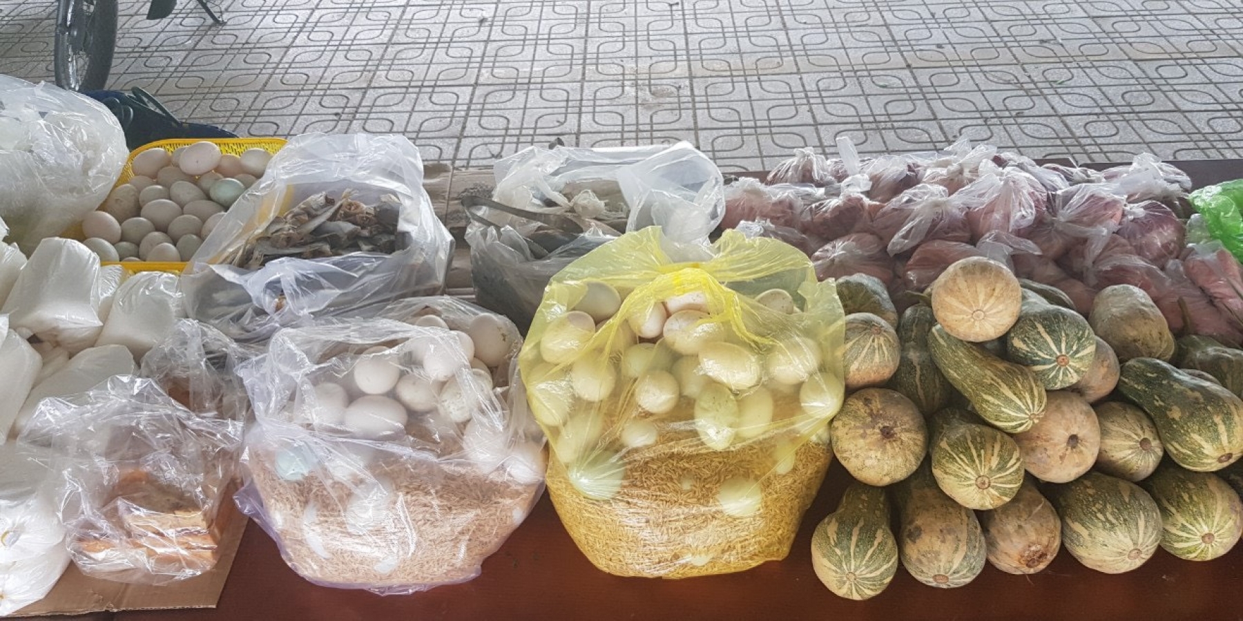 Khoa Chính trị - Quốc phòng tổ chức gian hàng 0 đồng hỗ trợ cho sinh viên