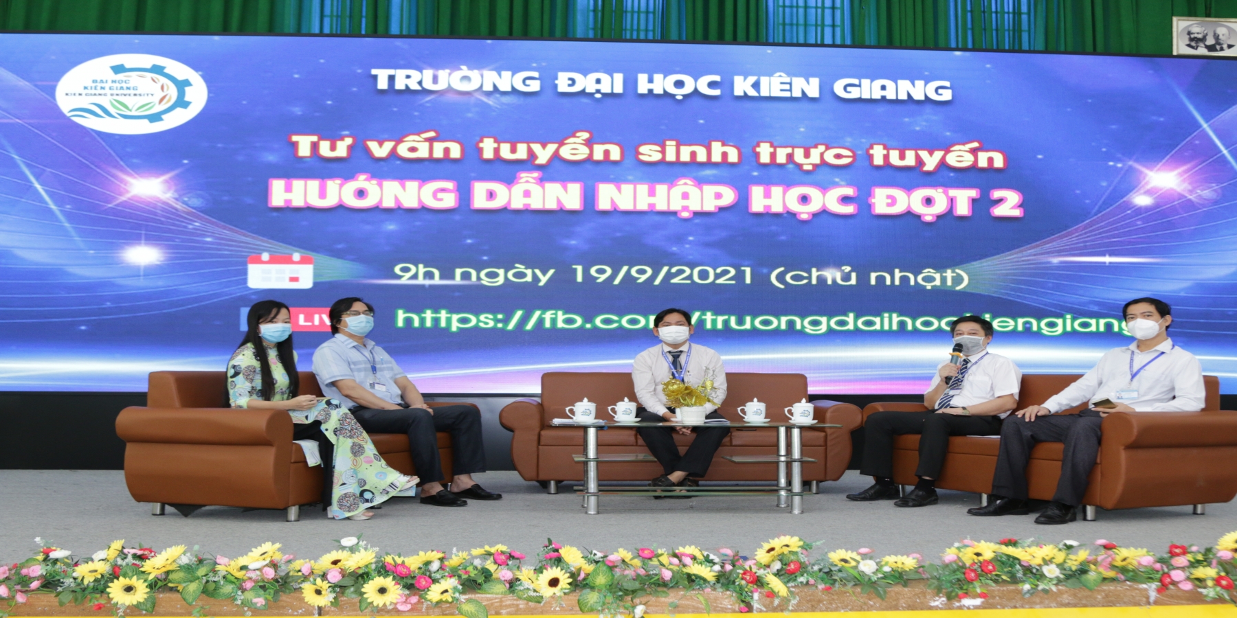 Tổ chức tư vấn tuyển sinh trực tuyến hướng dẫn thủ tục nhập học đợt 2