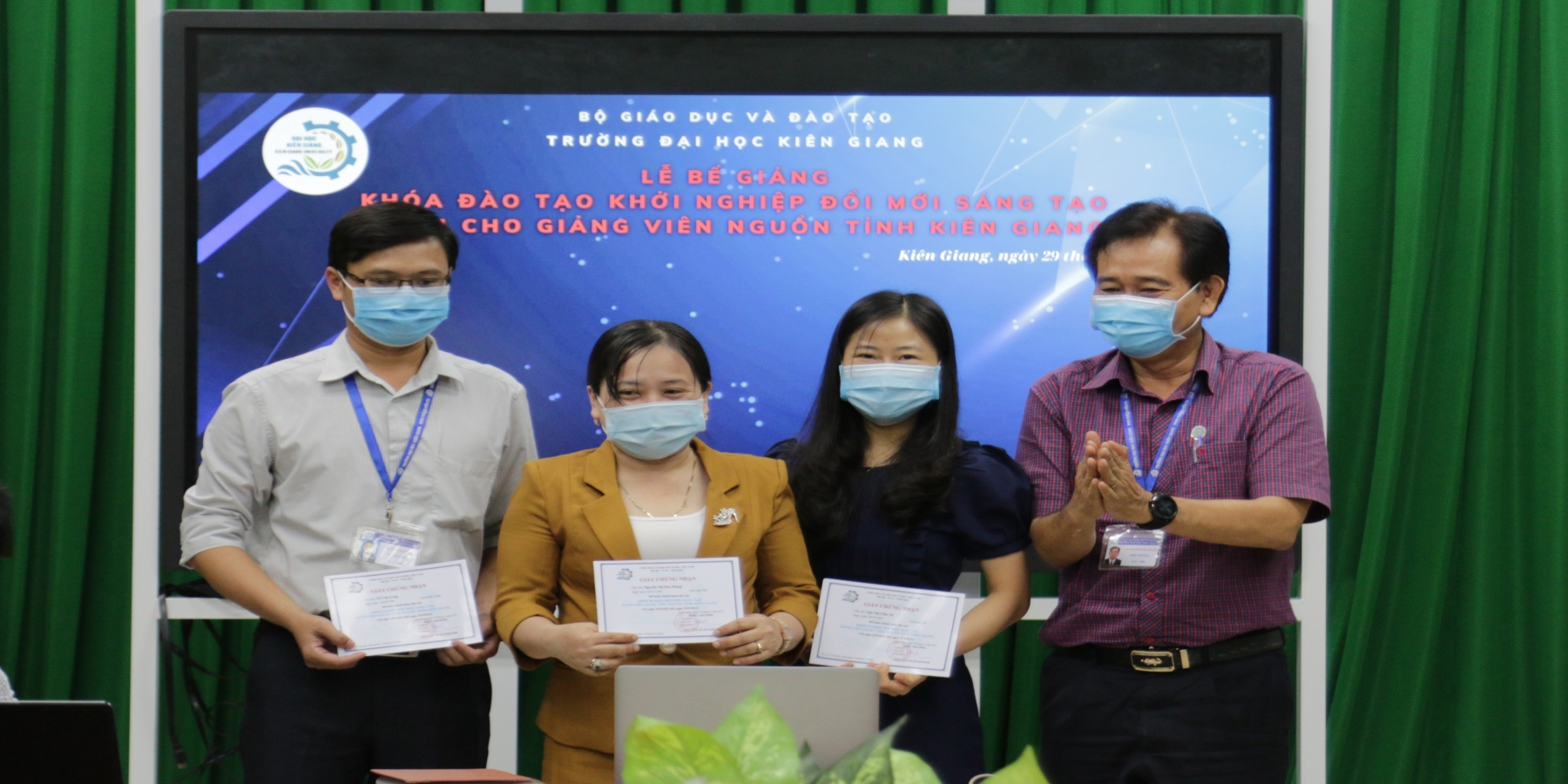 Trao 90 chứng nhận hoàn thành khóa đào tạo khởi nghiệp đổi mới sáng tạo cho giảng viên, giáo viên tỉnh Kiên Giang