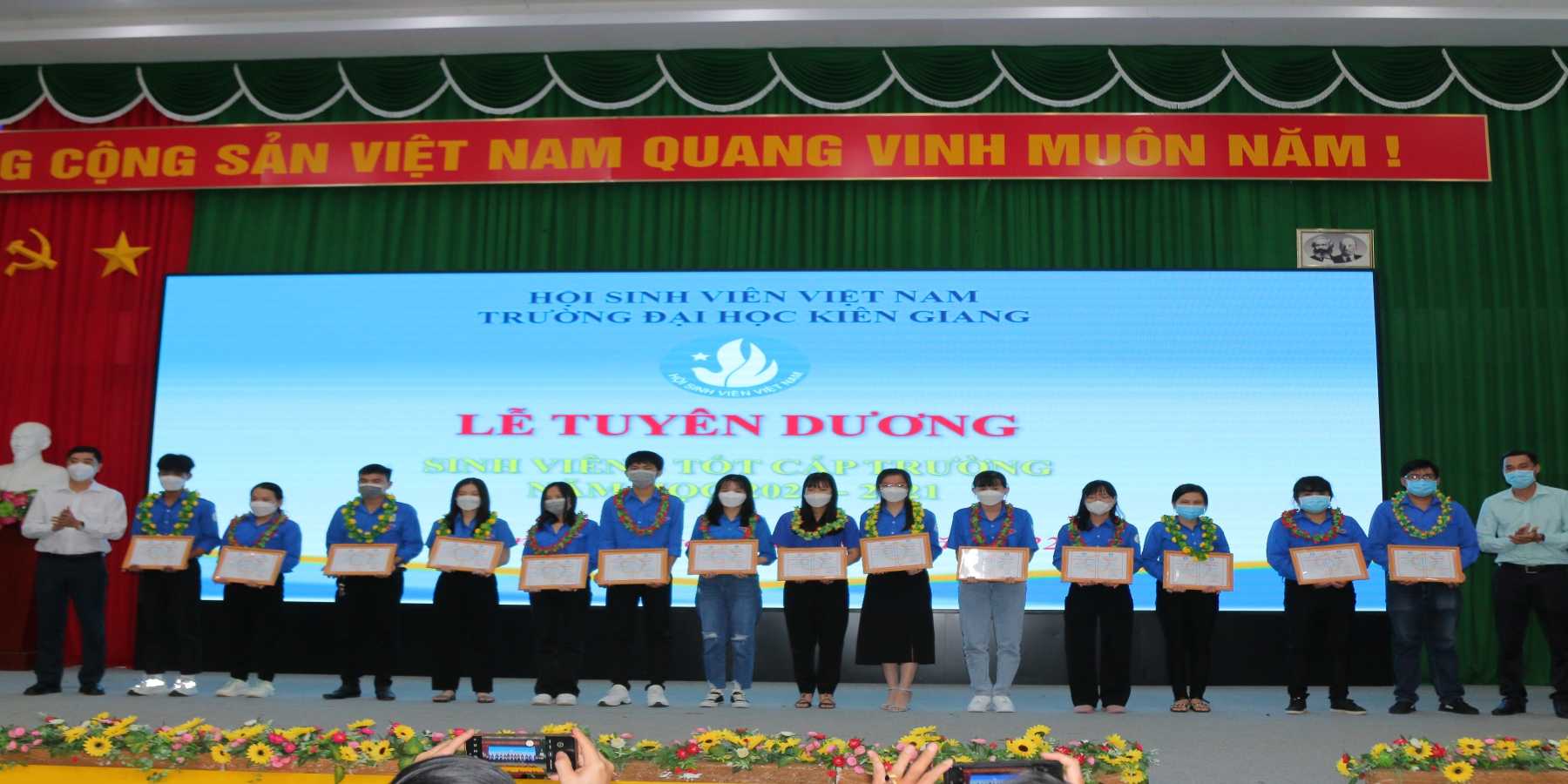 Tuyên dương 16 sinh viên đạt danh hiệu “Sinh viên 5 Tốt”