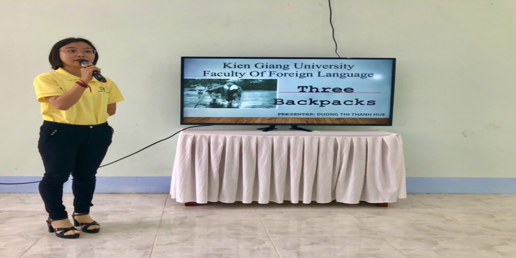 Đoàn viên hào hứng thi kể chuyện về Bác Hồ bằng tiếng Anh