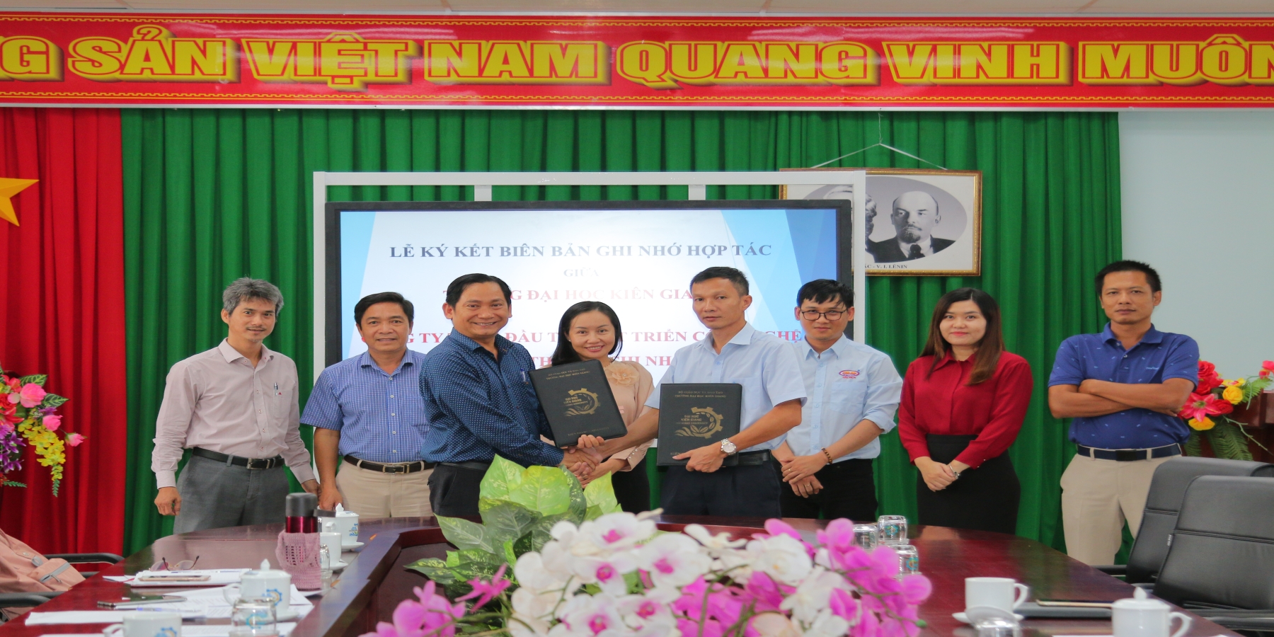 Tăng cường giao lưu và hợp tác khoa học công nghệ với doanh nghiệp