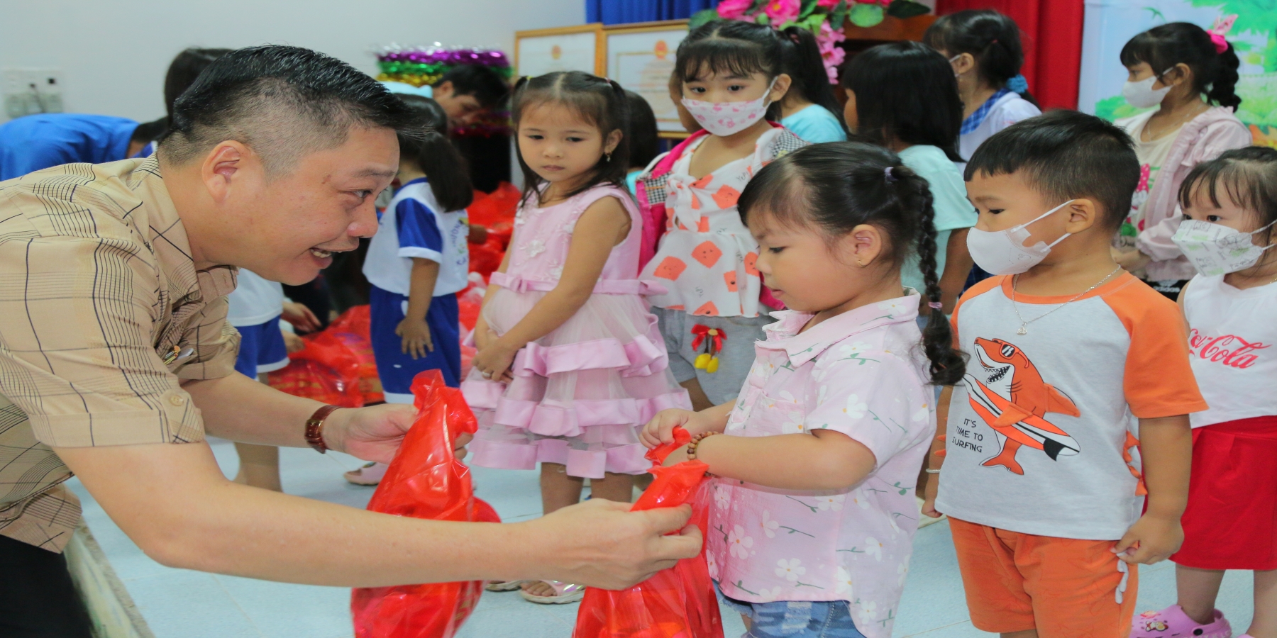 Trung thu yêu thương cho trẻ em có hoàn cảnh khó khăn