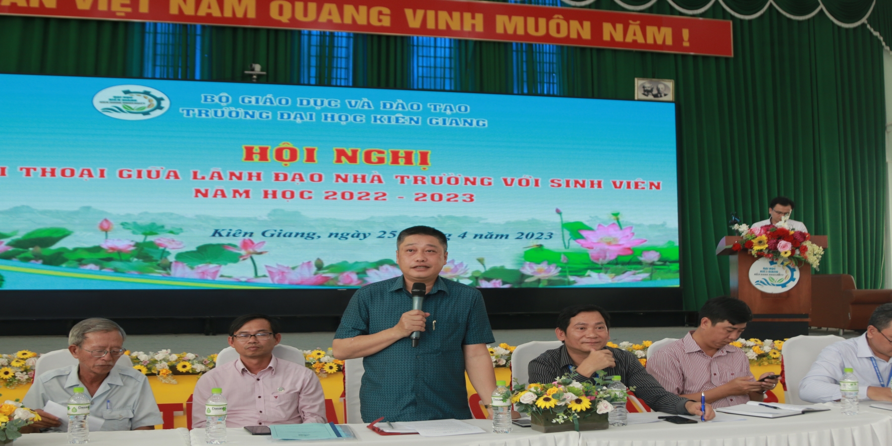 Tổ chức Hội nghị “Đối thoại giữa lãnh đạo Nhà trường với Sinh viên” năm học 2022 - 2023