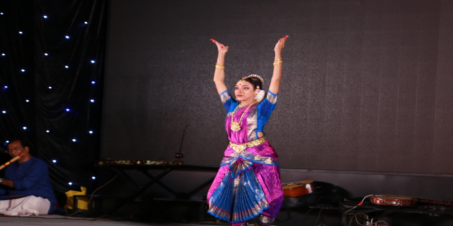 Sinh viên hào hứng xem biểu diễn múa cổ điển Ấn Độ Bharatnatyam
