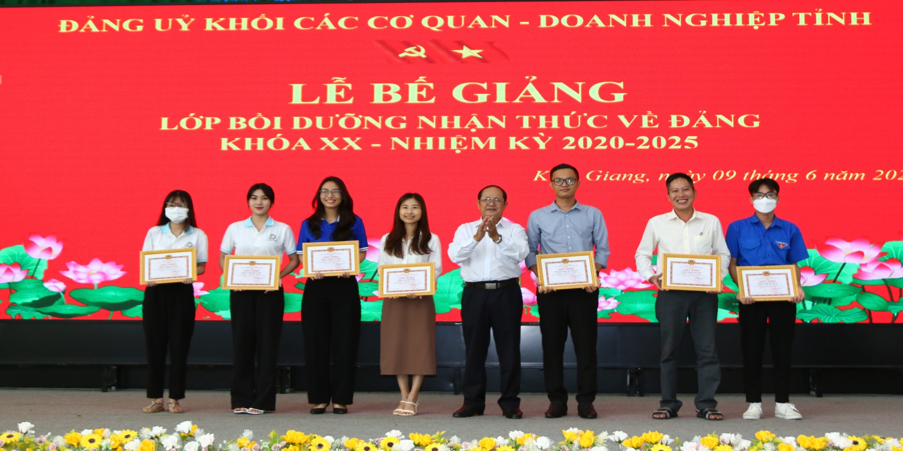 99 học viên nhận chứng nhận hoàn thành chương trình Bồi dưỡng nhận thức về Đảng