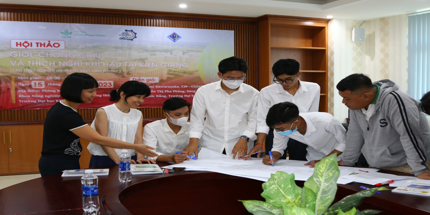 Sinh viên dân tộc Khmer tìm hiểu giới, chống chịu và thích nghi khí hậu