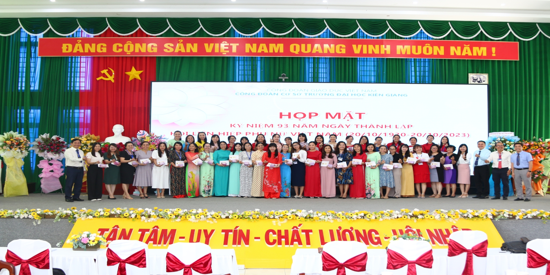 Tổ chức họp mặt Ngày phụ nữ Việt Nam 20/10 
