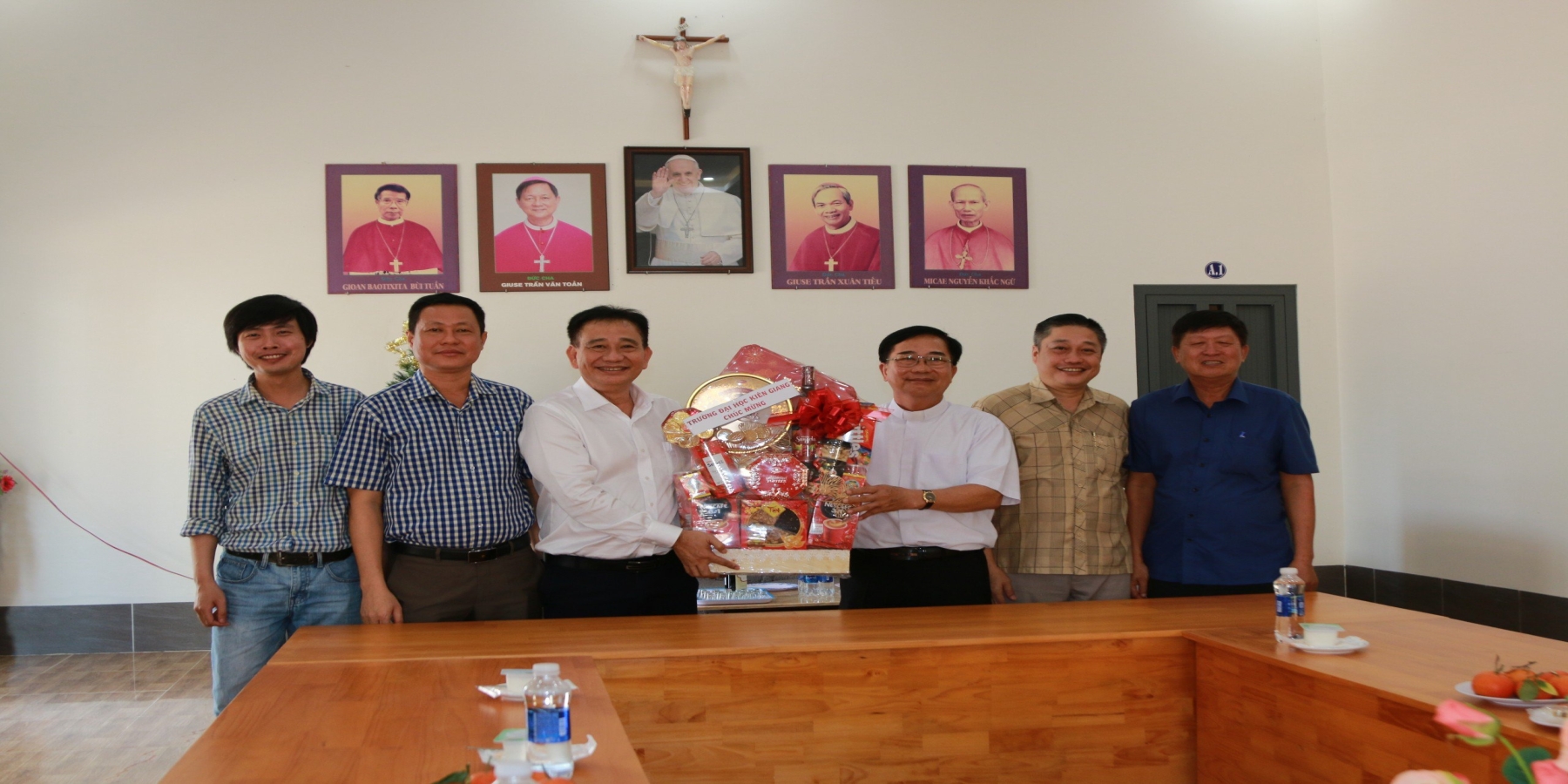 Trường Đại học Kiên Giang chúc mừng lễ Giáng sinh ở huyện Tân Hiệp