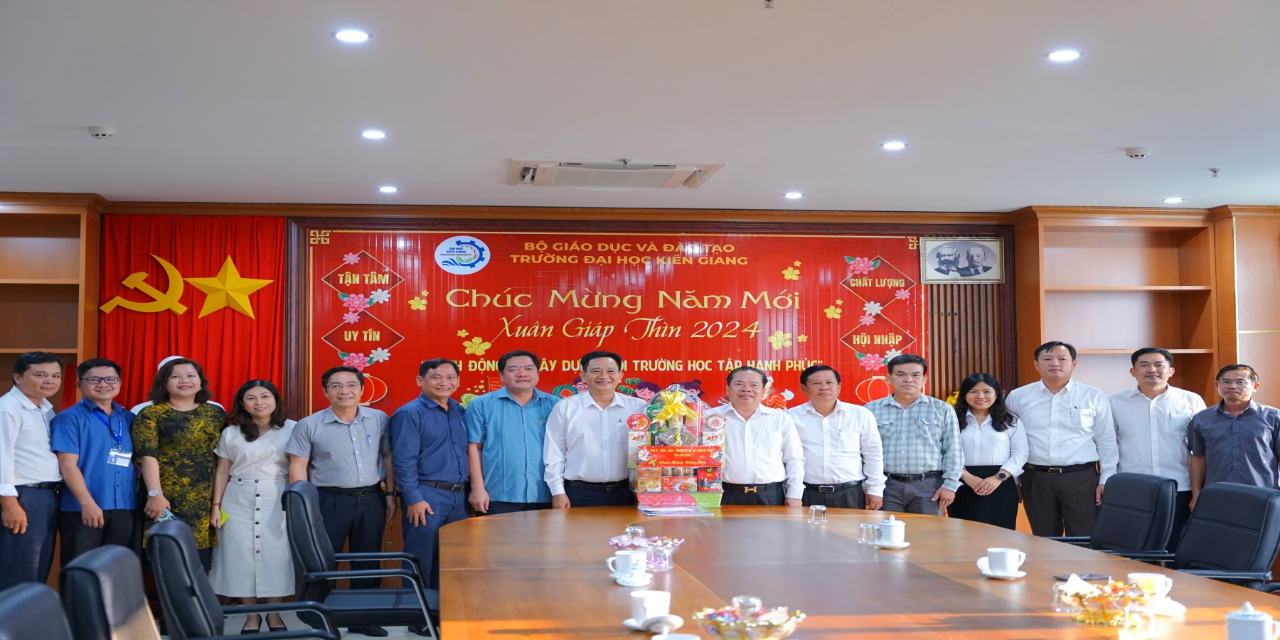 Phó Bí thư Tỉnh ủy đến thăm và chúc tết Trường Đại học Kiên Giang