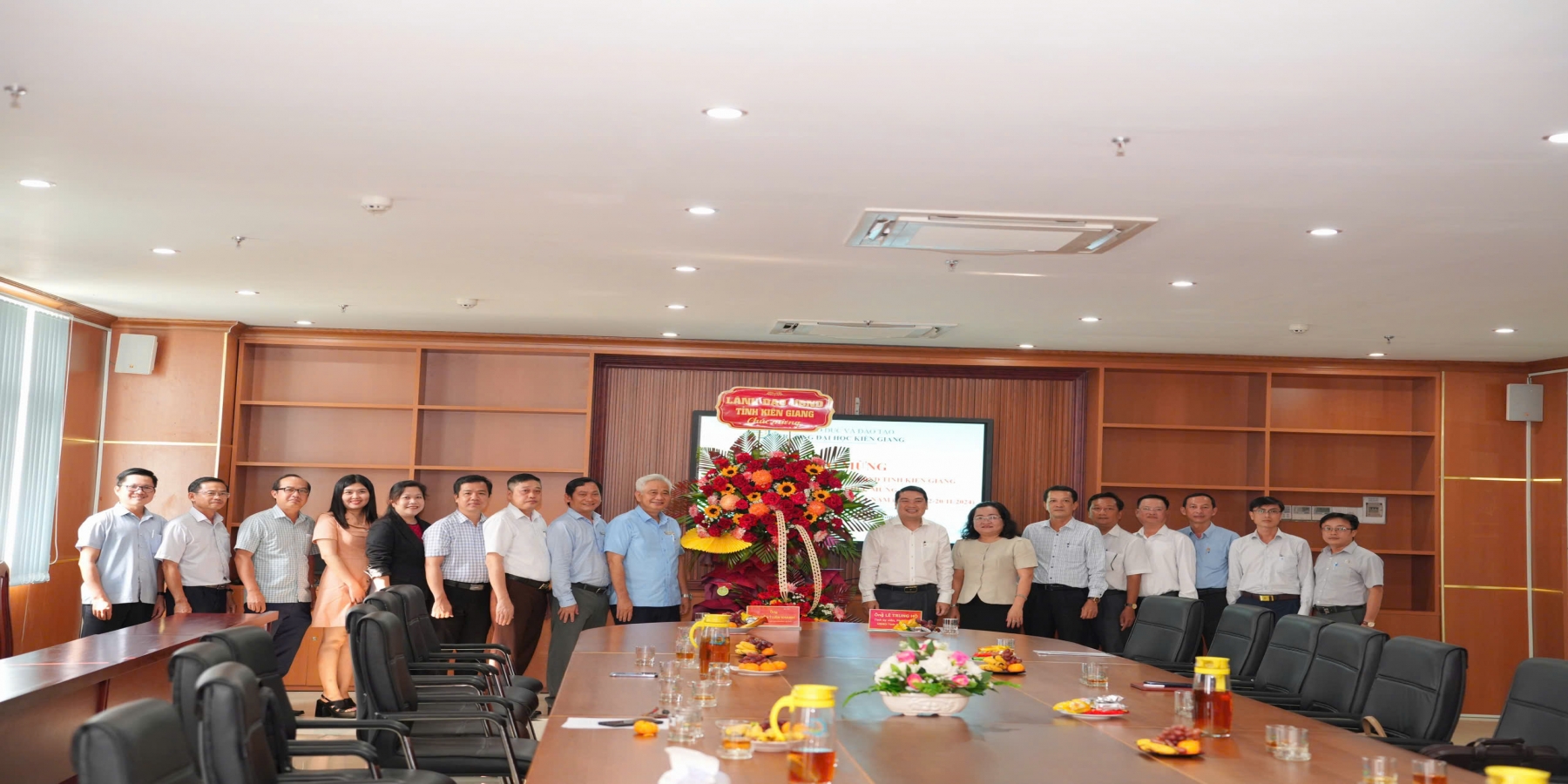 ĐOÀN LÃNH ĐẠO TỈNH KIÊN GIANG ĐẾN THĂM VÀ CHÚC MỪNG TRƯỜNG ĐẠI HỌC KIÊN GIANG NHÂN NGÀY NHÀ GIÁO VIỆT NAM 20-11  ĐOÀN LÃNH ĐẠO TỈNH KIÊN GIANG ĐẾN THĂM VÀ CHÚC MỪNG TRƯỜNG ĐẠI HỌC KIÊN GIANG NHÂN NGÀY NHÀ GIÁO VIỆT NAM 20-11