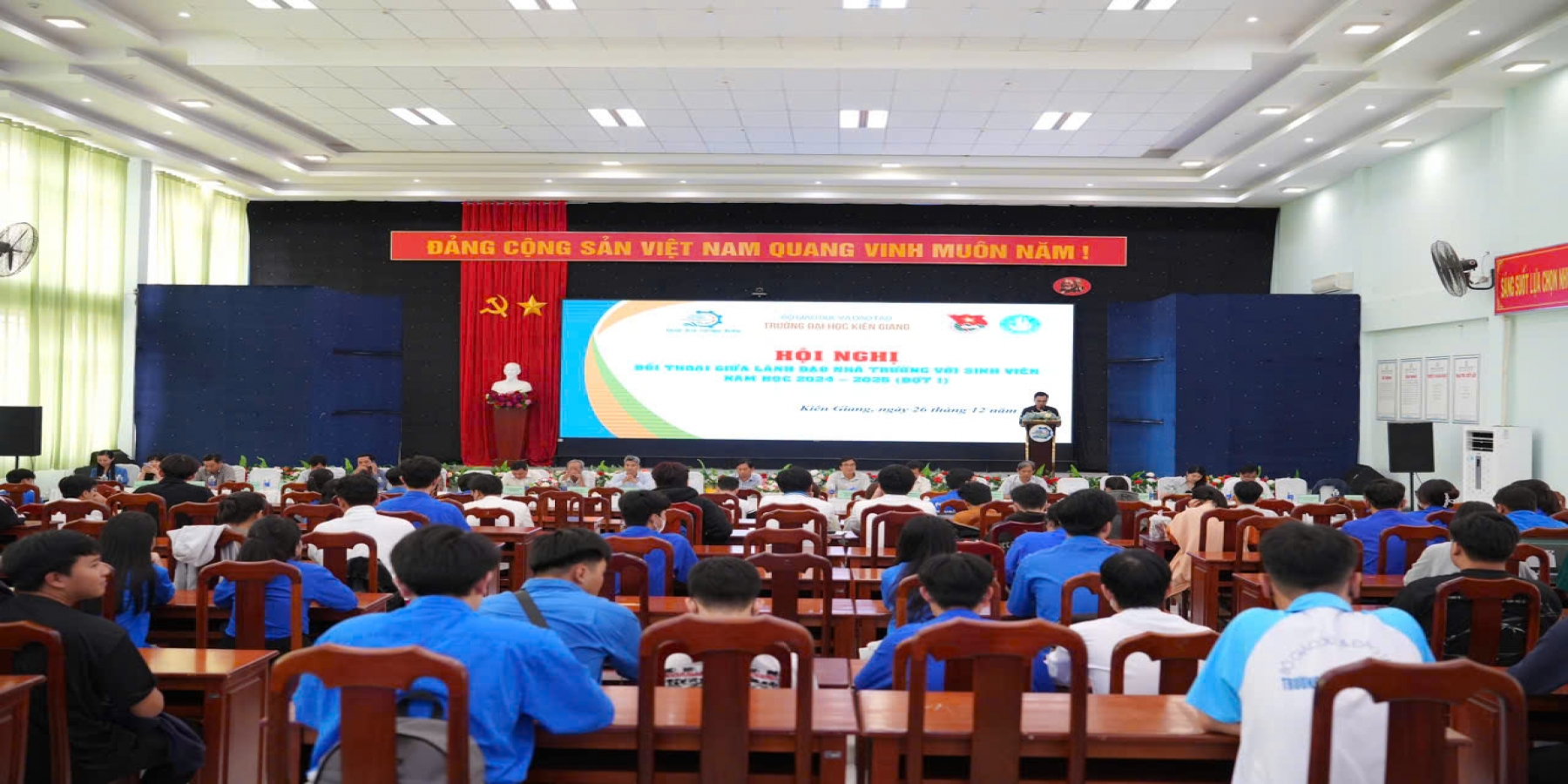 HỘI NGHỊ ĐỐI THOẠI GIỮA LÃNH ĐẠO NHÀ TRƯỜNG VỚI SINH VIÊN NĂM HỌC 2024 - 2025 (ĐỢT 1): LẮNG NGHE VÀ ĐỒNG HÀNH CÙNG NGƯỜI HỌC
