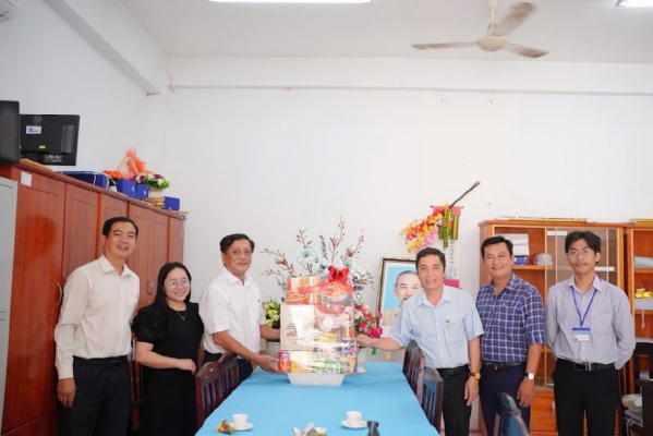 BAN GIÁM HIỆU TRƯỜNG ĐẠI HỌC KIÊN GIANG CHÚC TẾT MỘT SỐ TRƯỜNG HỌC