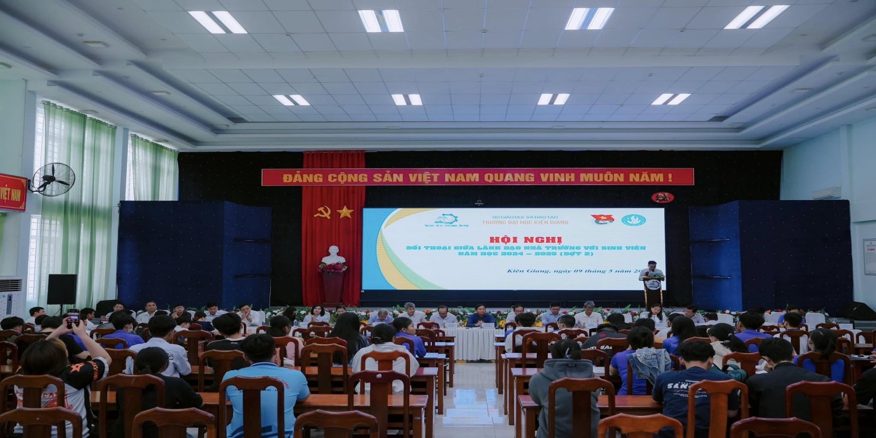 TRƯỜNG ĐẠI HỌC KIÊN GIANG TỔ CHỨC HỘI NGHỊ ĐỐI THOẠI GIỮA LÃNH ĐẠO NHÀ TRƯỜNG VỚI SINH VIÊN NĂM HỌC 2024–2025 (ĐỢT 2)
